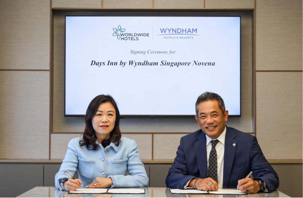 Signing ceremony for Days Inn by Wyndham Singapore, Novena. Joon Aun OOI, President of Asia Pacific, Wyndham Hotels & Resorts (the right), and Ms Carolyn Choo, CEO and MD of Worldwide Hotels (the left).